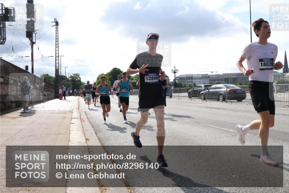 29.06.2025 - hella hamburg halbmarathon Lena Gebhardt http://msf.ph/oto/8296140 29.06.2025 09:46:44 Lombardsbrücke 13494, 13493, 12899, 18026, 1053, 1344, 1411, 1577, 1889, 2243, 3955, 4477, 4944, 5048, 5152, 5193, 5660, 6683, 7080, 7466, 7534, 7622, 7628, 7845, 7867, 7901, 8312, 8323, 8784, 8864, 8956, 10298, 10477, 10865, 10927, 10929, 11230, 11304, 11661, 11898, 12447, 12899, 12987, 13199, 13252, 13493, 13494, 13617, 13729, 13961, 14276, 14310, 14385, 15391, 15902, 16065, 16140, 16243, 16811, 16931, 16957, 17213 meine-sportfotos.de