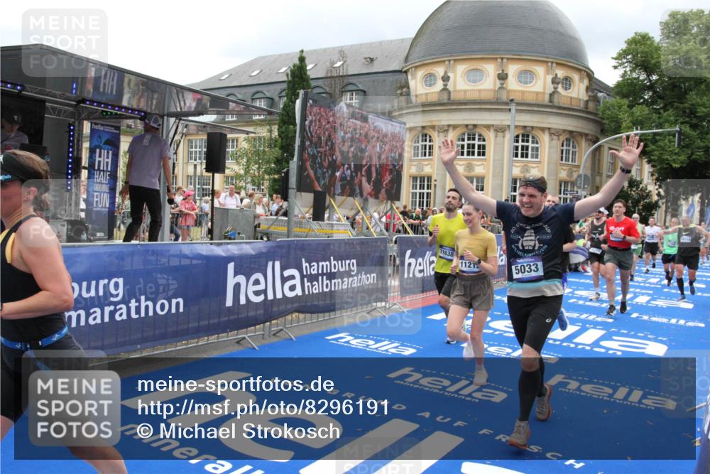 29.06.2025 - hella hamburg halbmarathon Michael Strokosch http://msf.ph/oto/8296191 29.06.2025 10:57:04 Ziel 1485, 2282, 2759, 4299, 5033, 8669, 11043, 11143, 11212, 11638, 13691, 14408, 14678, 15097, 16470, 16909, 18719, 19091 meine-sportfotos.de