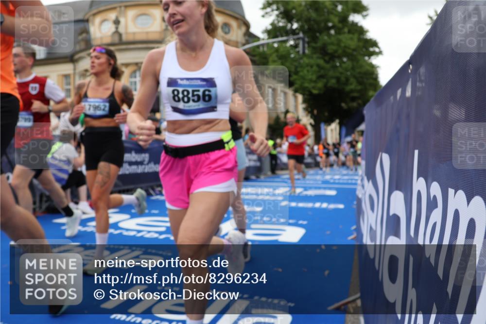 29.06.2025 - hella hamburg halbmarathon Strokosch-Dieckow http://msf.ph/oto/8296234 29.06.2025 10:51:56 Ziel 2818, 2823, 2880, 4033, 4297, 5102, 5336, 6390, 7130, 7409, 7724, 8413, 8856, 8977, 9793, 9959, 10057, 13799, 15356, 15506, 15690, 16179, 17815, 17962, 17978, 18869, 19137 meine-sportfotos.de