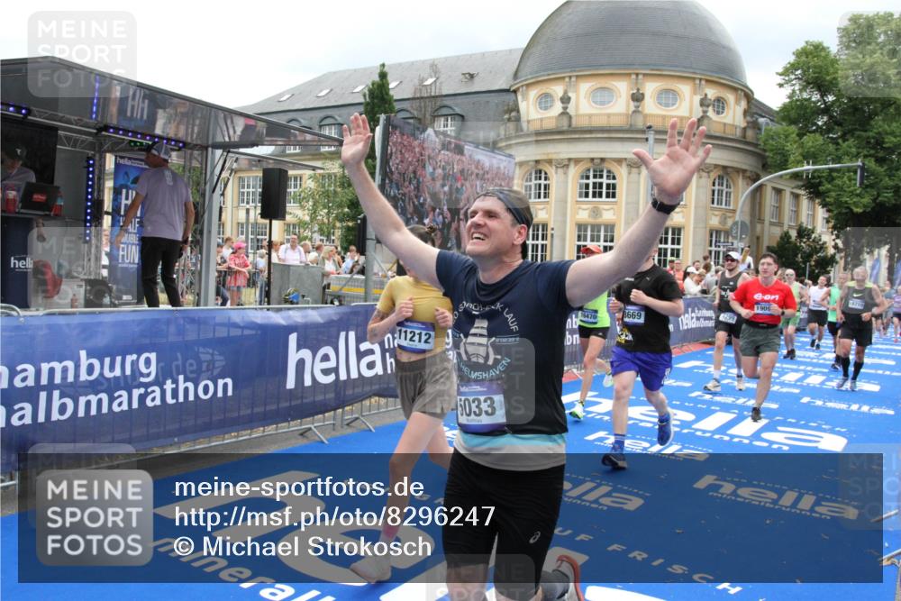 29.06.2025 - hella hamburg halbmarathon Michael Strokosch http://msf.ph/oto/8296247 29.06.2025 10:57:04 Ziel 1485, 2282, 2759, 4299, 5033, 8669, 11043, 11143, 11212, 11638, 13691, 14408, 14678, 15097, 16470, 16909, 18719, 19091 meine-sportfotos.de
