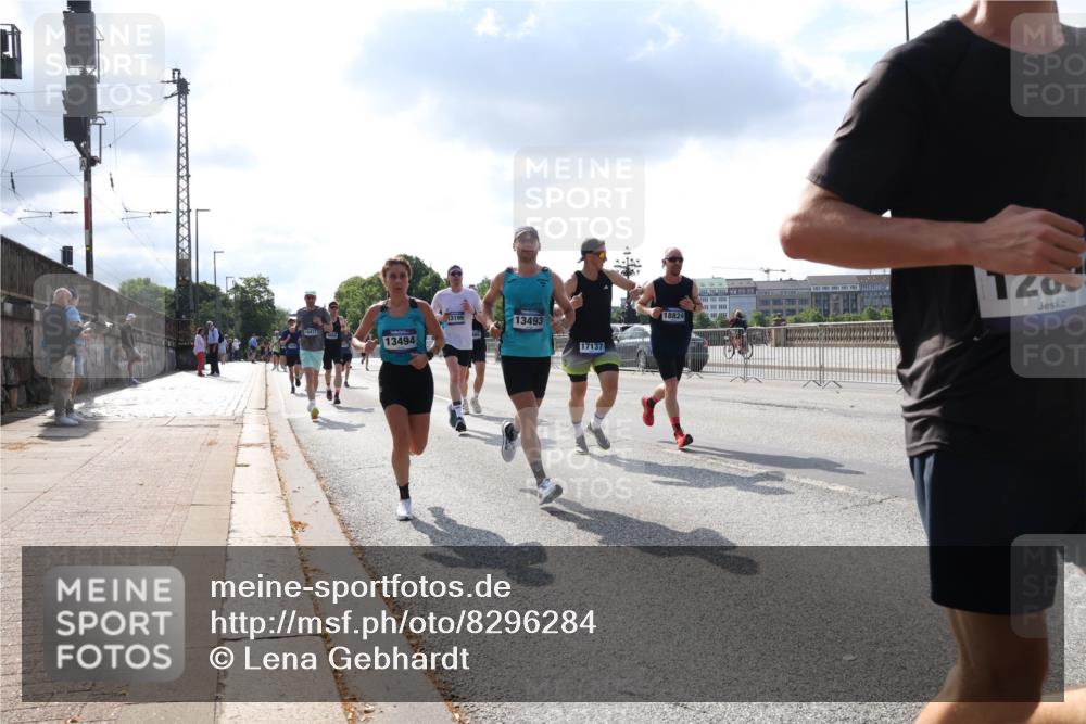 29.06.2025 - hella hamburg halbmarathon Lena Gebhardt http://msf.ph/oto/8296284 29.06.2025 09:46:44 Lombardsbrücke 13494, 13199, 13493, 17137, 18824, 12, 1053, 1344, 1411, 1577, 1889, 2243, 3955, 4477, 4944, 5048, 5152, 5193, 5660, 6683, 7080, 7466, 7534, 7622, 7628, 7845, 7867, 7901, 8312, 8323, 8784, 8864, 8956, 10298, 10477, 10865, 10927, 10929, 11230, 11304, 11661, 11898, 12447, 12899, 12987, 13199, 13252, 13493, 13494, 13617, 13729, 13961, 14276, 14310, 14385, 15391, 15902, 16065, 16140, 16243, 16811, 16931, 16957, 17213 meine-sportfotos.de