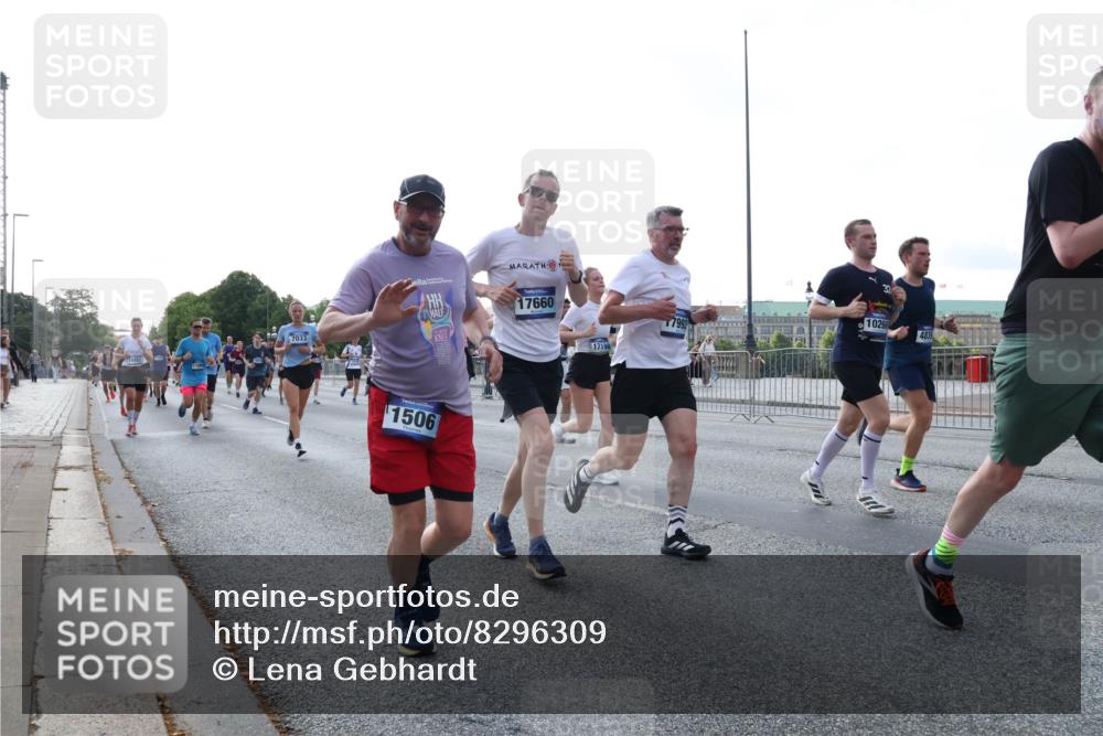 29.06.2025 - hella hamburg halbmarathon Lena Gebhardt http://msf.ph/oto/8296309 29.06.2025 09:59:14 Lombardsbrücke 7033, 17660, 1506, 7993, 17198, 10266, 48, 1319, 1366, 1410, 1485, 1506, 1595, 1642, 1715, 1719, 1972, 2282, 2630, 2741, 2911, 3037, 3112, 3334, 3715, 3952, 4467, 4839, 5299, 5391, 5420, 5457, 5458, 5465, 5492, 5866, 6294, 6390, 6399, 6414, 6415, 6416, 6629, 6657, 7033, 7037, 7129, 7130, 7232, 7369, 7395, 7732, 7833, 7864, 8068, 8322, 8509, 8542, 8639, 8652, 8721, 8772, 8798, 8929, 9655, 9727, 9770, 9884, 9903, 9922, 10020, 10266, 10488 meine-sportfotos.de