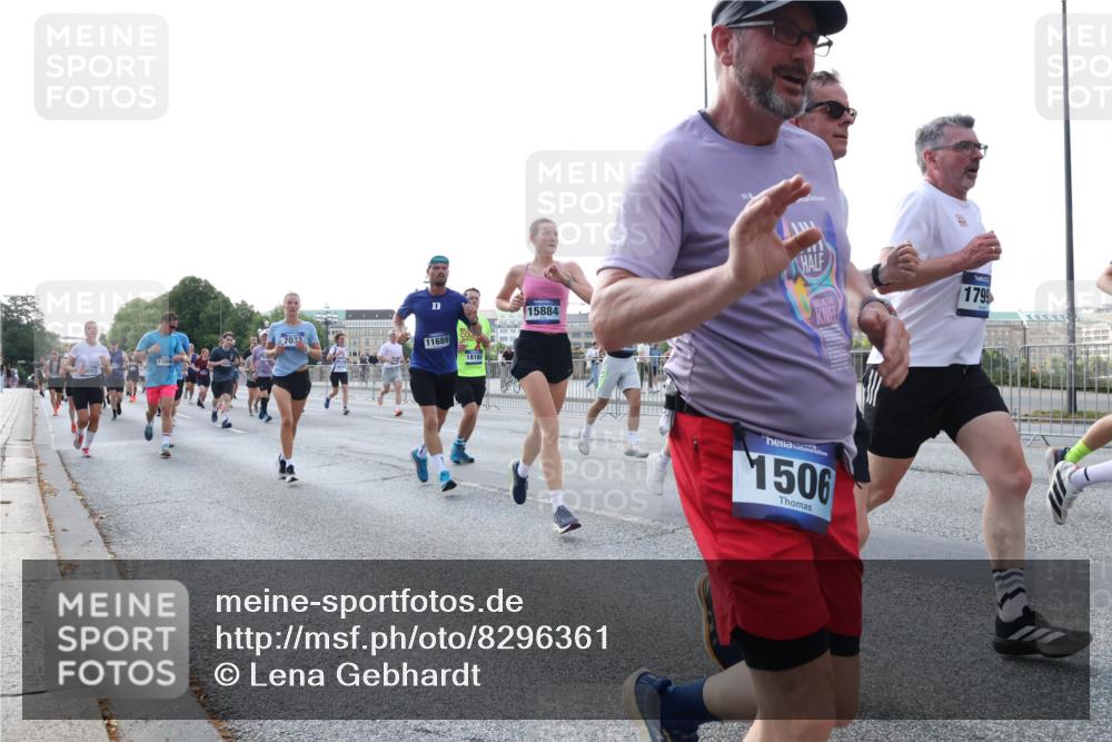 29.06.2025 - hella hamburg halbmarathon Lena Gebhardt http://msf.ph/oto/8296361 29.06.2025 09:59:15 Lombardsbrücke 7033, 11064, 11689, 18180, 15884, 1799, 1506, 1319, 1366, 1410, 1485, 1506, 1595, 1642, 1715, 1719, 1972, 2282, 2630, 2741, 2911, 3037, 3112, 3334, 3715, 4467, 4839, 5299, 5391, 5420, 5457, 5458, 5465, 5492, 5866, 6294, 6390, 6399, 6414, 6415, 6416, 6629, 7033, 7037, 7129, 7130, 7232, 7369, 7395, 7732, 7833, 7864, 8068, 8322, 8509, 8542, 8639, 8652, 8721, 8772, 8798, 8929, 9655, 9727, 9770, 9884, 9903, 9922, 10020, 10266, 10488 meine-sportfotos.de