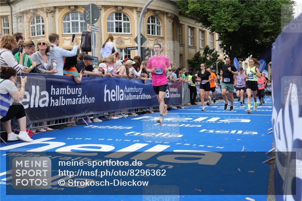 29.06.2025 - hella hamburg halbmarathon Strokosch-Dieckow http://msf.ph/oto/8296362 29.06.2025 10:51:58 Ziel 2818, 2823, 2880, 4033, 4297, 5102, 5336, 6390, 7130, 7409, 7724, 7732, 8413, 8856, 8977, 10057, 13799, 15356, 15506, 15690, 15829, 16179, 16666, 17815, 17962, 17978, 18869 meine-sportfotos.de