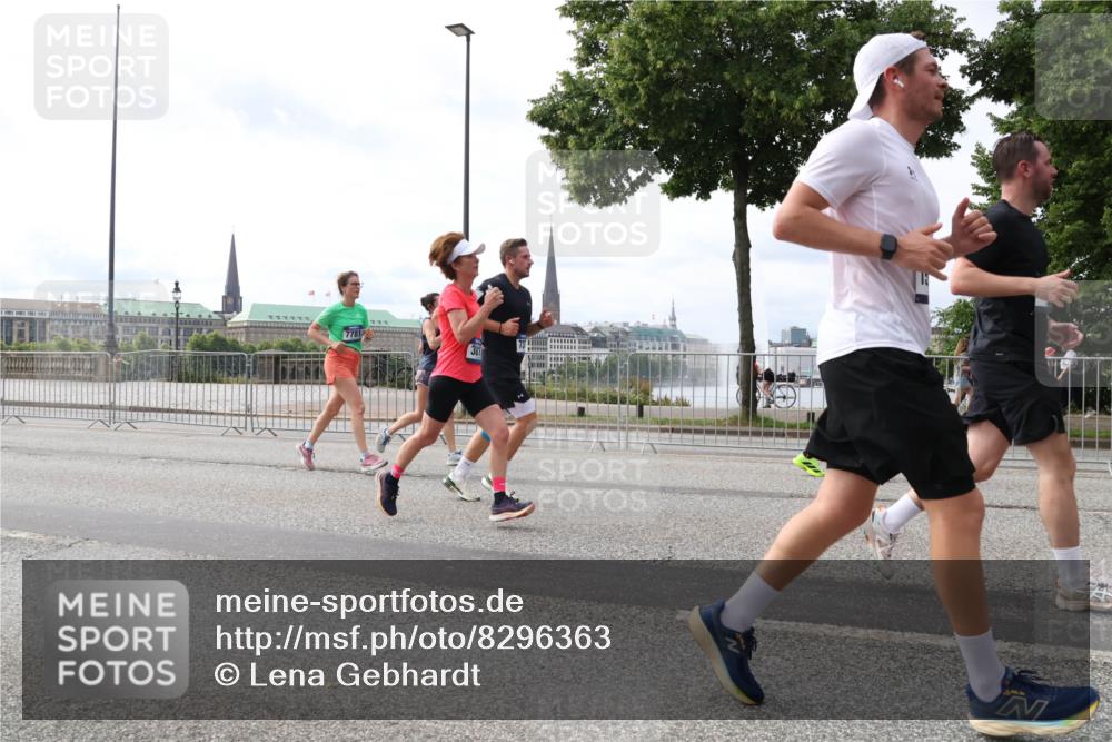 29.06.2025 - hella hamburg halbmarathon Lena Gebhardt http://msf.ph/oto/8296363 29.06.2025 10:21:32 Lombardsbrücke 381, 1028, 1072, 1158, 1266, 1401, 1658, 1668, 2172, 2271, 2315, 2353, 2383, 2529, 2635, 2815, 2956, 2986, 3122, 3161, 3453, 3770, 3817, 3825, 3826, 4289, 4375, 4376, 4697, 4786, 5122, 5373, 5395, 5412, 5493, 5759, 5767, 5957, 6086, 6103, 6275, 6308, 6475, 6805, 6844, 7075, 7228, 7375, 7522, 7553, 7608, 7612, 7672, 7781, 8095, 8286, 8715, 8726, 8844, 8896, 9100, 9108, 9369, 9483, 9499, 9501, 9532, 9624, 10374, 10602, 10874, 11698, 12175, 13057 meine-sportfotos.de