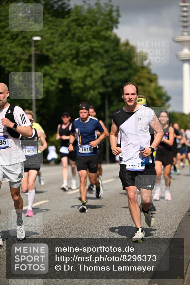 29.06.2025 - hella hamburg halbmarathon Dr. Thomas Lammeyer http://msf.ph/oto/8296373 29.06.2025 09:53:36 Kennedybrücke 1615, 1675, 1800, 1803, 1975, 2324, 2415, 2568, 2826, 2949, 3332, 3431, 3530, 4303, 4425, 4528, 5248, 5409, 5436, 5791, 5803, 6529, 6682, 7495, 7774, 7796, 8629, 8925, 9017, 9294, 9302, 9711, 9979, 10894 meine-sportfotos.de