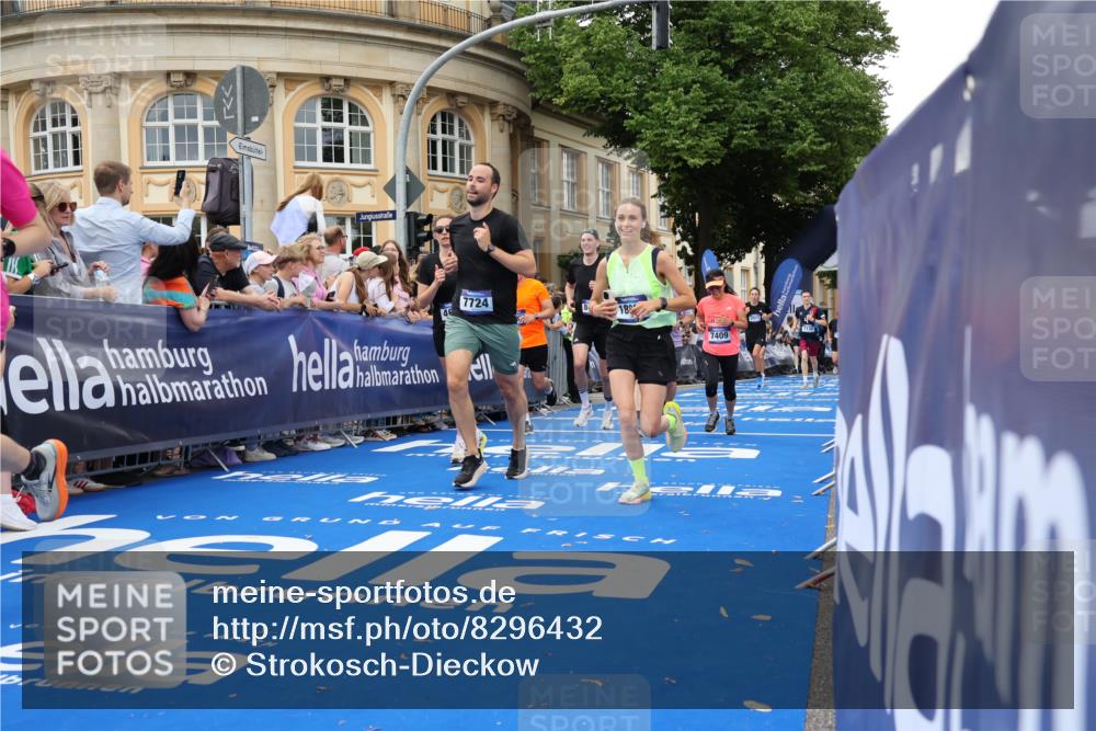 29.06.2025 - hella hamburg halbmarathon Strokosch-Dieckow http://msf.ph/oto/8296432 29.06.2025 10:51:59 Ziel 2595, 2818, 2823, 2880, 4033, 4297, 5102, 5336, 5378, 6390, 7130, 7409, 7724, 7732, 8413, 8856, 8977, 10057, 12580, 13799, 15356, 15506, 15690, 15829, 16179, 16666, 17962, 17978, 18869 meine-sportfotos.de