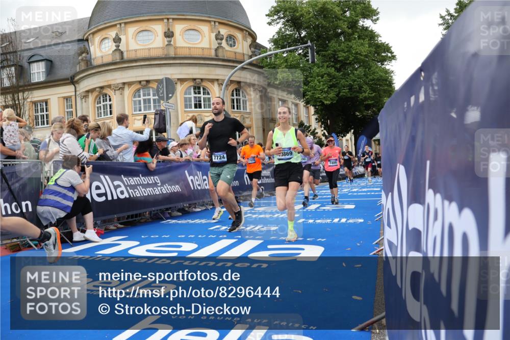 29.06.2025 - hella hamburg halbmarathon Strokosch-Dieckow http://msf.ph/oto/8296444 29.06.2025 10:52:00 Ziel 1482, 2595, 4033, 5093, 5102, 5336, 5378, 6390, 7130, 7409, 7724, 7732, 8413, 8977, 10057, 12580, 13799, 15356, 15506, 15690, 15829, 16179, 16666, 17978, 18801, 18869 meine-sportfotos.de