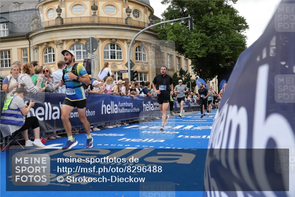 29.06.2025 - hella hamburg halbmarathon Strokosch-Dieckow http://msf.ph/oto/8296488 29.06.2025 10:52:05 Ziel 1482, 2397, 2595, 4033, 5032, 5093, 5336, 5378, 6390, 6897, 7130, 7409, 7732, 8413, 8977, 9082, 12135, 12580, 13726, 14248, 14300, 15275, 15356, 15506, 15829, 16003, 16179, 16320, 16591, 16666, 17033, 17130, 17978, 18475, 18801 meine-sportfotos.de