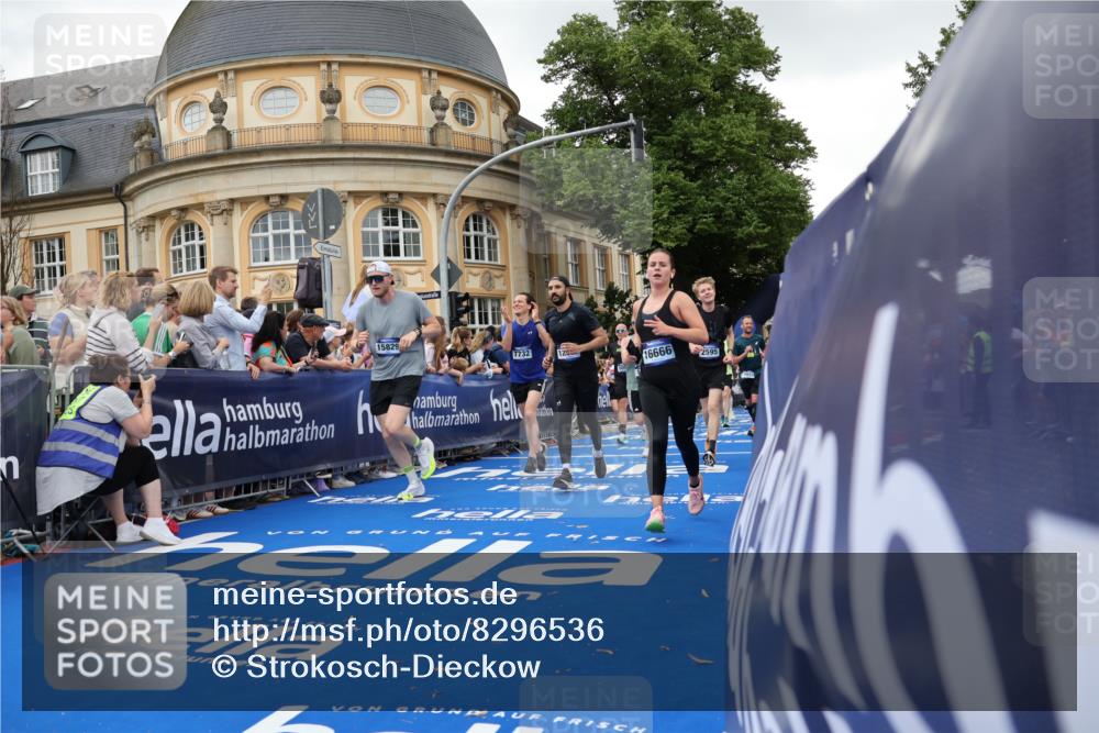 29.06.2025 - hella hamburg halbmarathon Strokosch-Dieckow http://msf.ph/oto/8296536 29.06.2025 10:52:07 Ziel 1482, 2397, 2595, 4837, 5032, 5087, 5093, 5336, 5378, 5482, 6897, 7732, 9082, 12135, 12580, 13726, 14248, 14300, 15275, 15356, 15506, 15829, 16003, 16179, 16320, 16591, 16666, 17033, 17130, 18475, 18801 meine-sportfotos.de