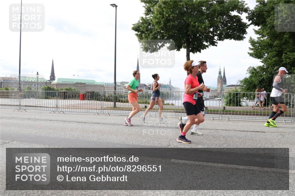 29.06.2025 - hella hamburg halbmarathon Lena Gebhardt http://msf.ph/oto/8296551 29.06.2025 10:21:33 Lombardsbrücke 381, 1028, 1072, 1158, 1191, 1250, 1266, 1401, 1658, 1668, 1958, 2172, 2271, 2315, 2353, 2383, 2529, 2635, 2815, 2956, 2986, 3122, 3161, 3453, 3770, 3817, 3825, 3826, 4289, 4375, 4376, 4697, 4786, 5122, 5373, 5395, 5412, 5493, 5759, 5767, 5957, 6086, 6103, 6275, 6308, 6475, 6805, 6844, 7075, 7228, 7375, 7522, 7553, 7612, 7672, 7781, 8095, 8286, 8715, 8726, 8844, 8896, 9100, 9108, 9369, 9483, 9499, 9501, 9532, 9624, 10374, 10602, 10874, 11698, 12175 meine-sportfotos.de