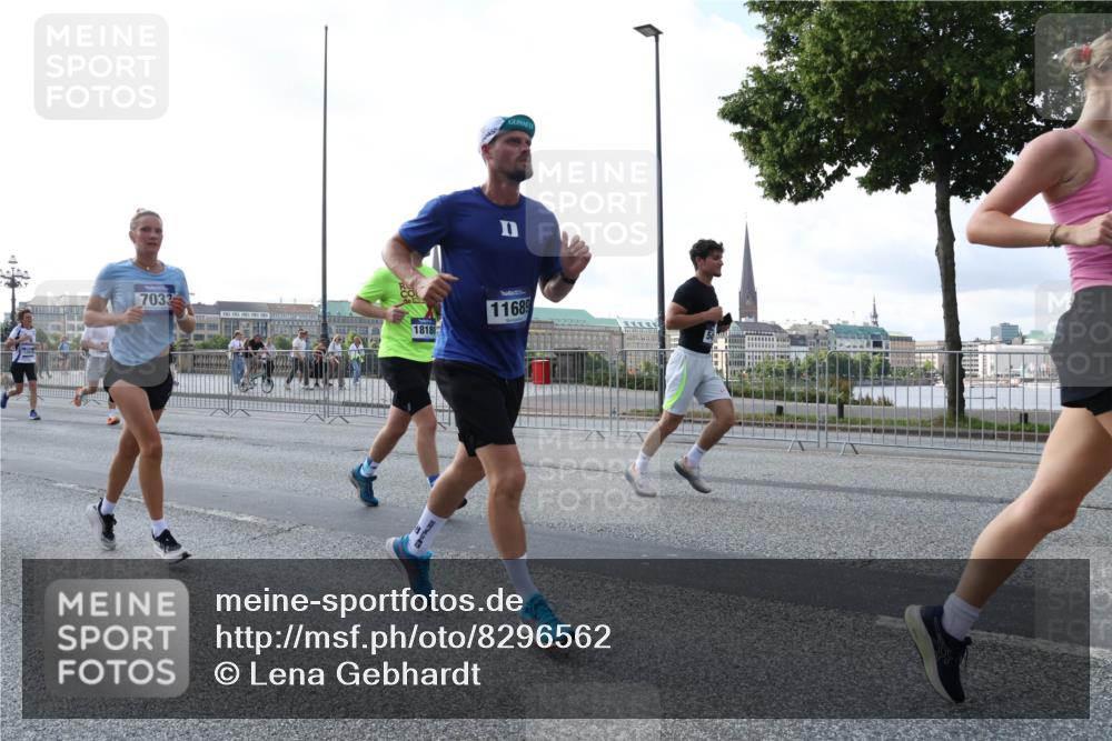 29.06.2025 - hella hamburg halbmarathon Lena Gebhardt http://msf.ph/oto/8296562 29.06.2025 09:59:16 Lombardsbrücke 7033, 18180, 11689, 1319, 1366, 1410, 1485, 1506, 1595, 1642, 1715, 1719, 1972, 2282, 2630, 2741, 2911, 3037, 3112, 3334, 3715, 4467, 4839, 5299, 5391, 5420, 5457, 5458, 5465, 5492, 5866, 6294, 6390, 6399, 6414, 6415, 6416, 6629, 7033, 7037, 7129, 7130, 7232, 7395, 7732, 7833, 7864, 8068, 8322, 8509, 8542, 8652, 8721, 8772, 8798, 8929, 9655, 9727, 9770, 9884, 9903, 9922, 10020, 10266, 10488 meine-sportfotos.de
