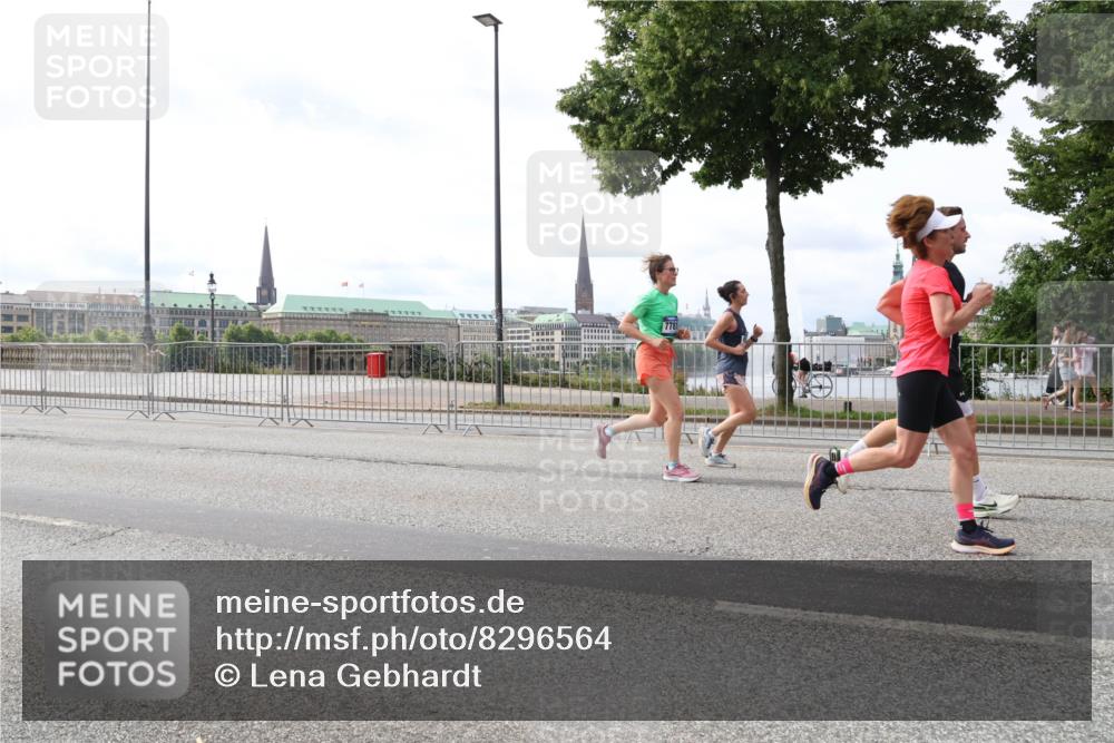 29.06.2025 - hella hamburg halbmarathon Lena Gebhardt http://msf.ph/oto/8296564 29.06.2025 10:21:33 Lombardsbrücke 7781, 1028, 1072, 1158, 1191, 1250, 1266, 1401, 1658, 1668, 1958, 2172, 2271, 2315, 2353, 2383, 2529, 2635, 2815, 2956, 2986, 3122, 3161, 3453, 3770, 3817, 3825, 3826, 4289, 4375, 4376, 4697, 4786, 5122, 5373, 5395, 5412, 5493, 5759, 5767, 5957, 6086, 6103, 6275, 6308, 6475, 6805, 6844, 7075, 7228, 7375, 7522, 7553, 7612, 7672, 7781, 8095, 8286, 8715, 8726, 8844, 8896, 9100, 9108, 9369, 9483, 9499, 9501, 9532, 9624, 10374, 10602, 10874, 11698, 12175 meine-sportfotos.de
