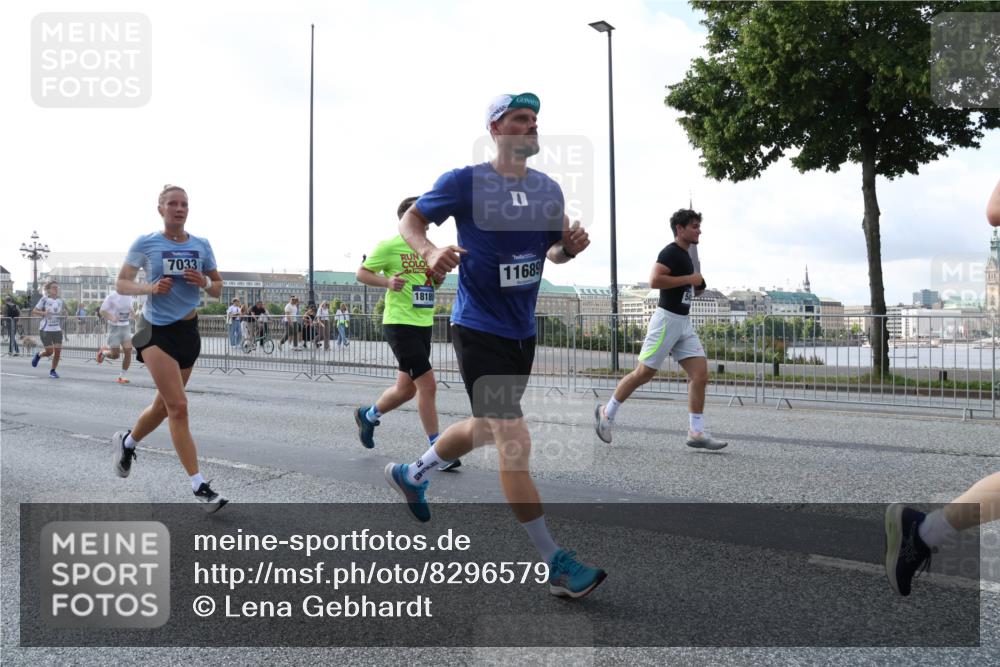 29.06.2025 - hella hamburg halbmarathon Lena Gebhardt http://msf.ph/oto/8296579 29.06.2025 09:59:16 Lombardsbrücke 7033, 18180, 11689, 1319, 1366, 1410, 1485, 1506, 1595, 1642, 1715, 1719, 1972, 2282, 2630, 2741, 2911, 3037, 3112, 3334, 3715, 4467, 4839, 5299, 5391, 5420, 5457, 5458, 5465, 5492, 5866, 6294, 6390, 6399, 6414, 6415, 6416, 6629, 7033, 7037, 7129, 7130, 7232, 7395, 7732, 7833, 7864, 8068, 8322, 8509, 8542, 8652, 8721, 8772, 8798, 8929, 9655, 9727, 9770, 9884, 9903, 9922, 10020, 10266, 10488 meine-sportfotos.de