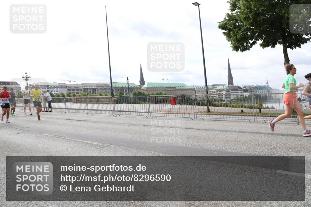 29.06.2025 - hella hamburg halbmarathon Lena Gebhardt http://msf.ph/oto/8296590 29.06.2025 10:21:33 Lombardsbrücke 1401, 1411, 1028, 1072, 1158, 1191, 1250, 1266, 1401, 1658, 1668, 1958, 2172, 2271, 2315, 2353, 2383, 2529, 2635, 2815, 2956, 2986, 3122, 3161, 3453, 3770, 3817, 3825, 3826, 4289, 4375, 4376, 4697, 4786, 5122, 5373, 5395, 5412, 5493, 5759, 5767, 5957, 6086, 6103, 6275, 6308, 6475, 6805, 6844, 7075, 7228, 7375, 7522, 7553, 7612, 7672, 7781, 8095, 8286, 8715, 8726, 8844, 8896, 9100, 9108, 9369, 9483, 9499, 9501, 9532, 9624, 10374, 10602, 10874, 11698, 12175 meine-sportfotos.de