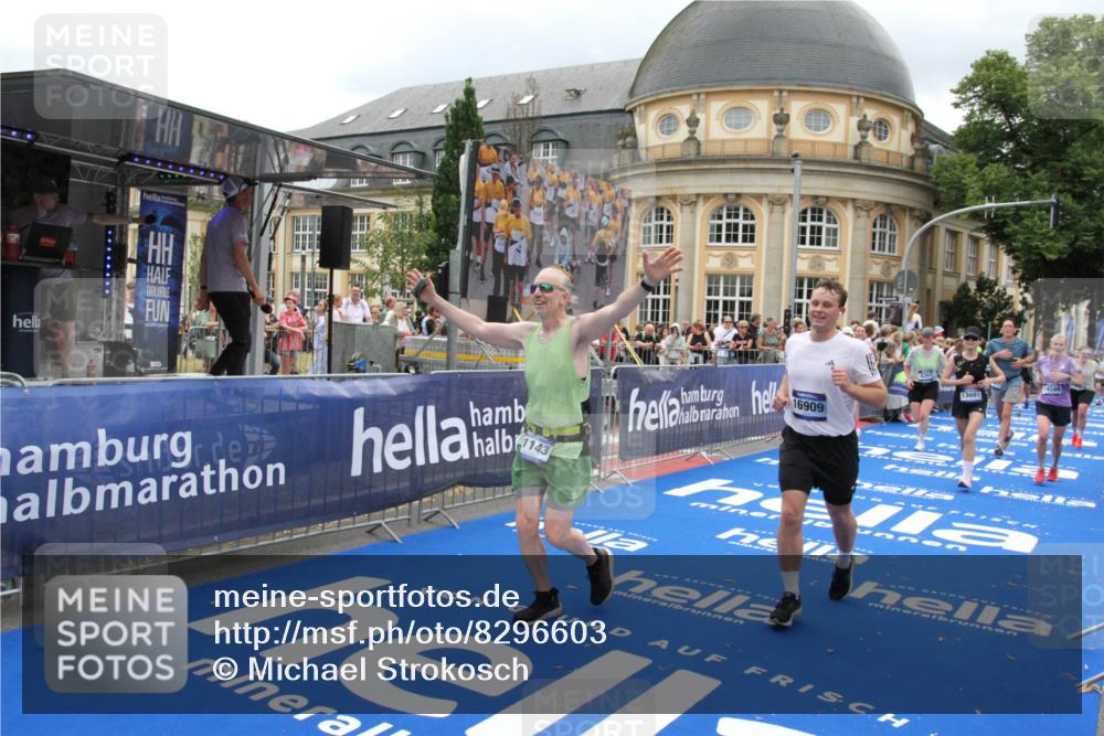 29.06.2025 - hella hamburg halbmarathon Michael Strokosch http://msf.ph/oto/8296603 29.06.2025 10:57:09 Ziel 1485, 4261, 4299, 11143, 13691, 14139, 14408, 14588, 15726, 16909, 17617, 18208, 18719, 19091 meine-sportfotos.de