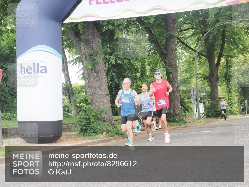 29.06.2025 - hella hamburg halbmarathon KatJ http://msf.ph/oto/8296612 29.06.2025 10:13:35 Zwischen KM18-KM19 2459, 6699, 6816 meine-sportfotos.de
