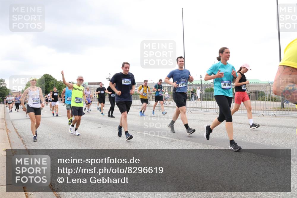 29.06.2025 - hella hamburg halbmarathon Lena Gebhardt http://msf.ph/oto/8296619 29.06.2025 10:56:09 Lombardsbrücke 6494, 14221, 8532, 3263, 5306, 7616, 15199, 136, 1113, 1738, 1909, 2095, 2793, 2915, 3101, 3257, 3268, 4083, 4265, 4354, 4470, 4473, 4836, 4896, 5220, 5222, 5306, 5575, 5580, 5693, 5757, 5994, 6055, 6056, 6113, 6257, 6494, 6594, 6690, 6968, 7025, 7028, 7090, 7516, 7616, 7711, 7969, 8005, 8110, 8305, 8517, 8532, 8533, 8648, 8766, 9383, 9435, 9548, 9606, 9838, 9861, 9865, 9948, 9953, 9956, 10436, 10438, 10449, 10593, 10640, 10740, 10784, 10987, 11903, 11962, 11963, 12695 meine-sportfotos.de