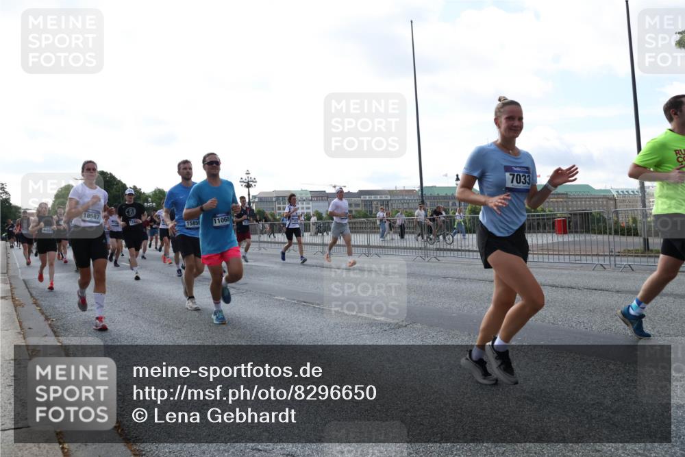 29.06.2025 - hella hamburg halbmarathon Lena Gebhardt http://msf.ph/oto/8296650 29.06.2025 09:59:17 Lombardsbrücke 18587, 15856, 11068, 7033, 1319, 1366, 1410, 1485, 1506, 1595, 1642, 1715, 1719, 1972, 2282, 2630, 2741, 2911, 3037, 3112, 3334, 3715, 4467, 4839, 5299, 5391, 5420, 5457, 5458, 5465, 5492, 5866, 6294, 6390, 6399, 6414, 6415, 6416, 6629, 7033, 7037, 7129, 7130, 7232, 7395, 7732, 7833, 7864, 8068, 8509, 8520, 8542, 8652, 8721, 8772, 8798, 8846, 8929, 9488, 9655, 9727, 9770, 9884, 9903, 9922, 10020, 10266, 10488 meine-sportfotos.de