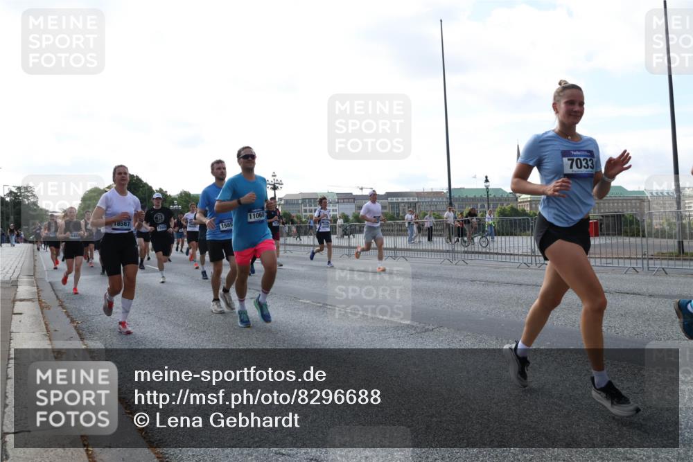 29.06.2025 - hella hamburg halbmarathon Lena Gebhardt http://msf.ph/oto/8296688 29.06.2025 09:59:17 Lombardsbrücke 18587, 12406, 1585, 11068, 7033, 1319, 1366, 1410, 1485, 1506, 1595, 1642, 1715, 1719, 1972, 2282, 2630, 2741, 2911, 3037, 3112, 3334, 3715, 4467, 4839, 5299, 5391, 5420, 5457, 5458, 5465, 5492, 5866, 6294, 6390, 6399, 6414, 6415, 6416, 6629, 7033, 7037, 7129, 7130, 7232, 7395, 7732, 7833, 7864, 8068, 8509, 8520, 8542, 8652, 8721, 8772, 8798, 8846, 8929, 9488, 9655, 9727, 9770, 9884, 9903, 9922, 10020, 10266, 10488 meine-sportfotos.de