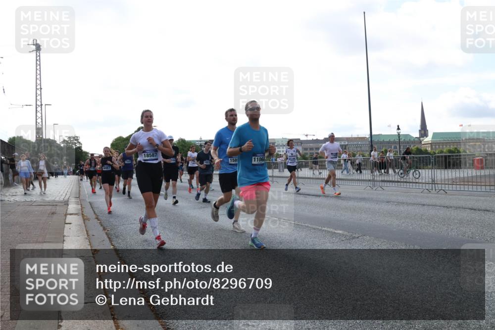 29.06.2025 - hella hamburg halbmarathon Lena Gebhardt http://msf.ph/oto/8296709 29.06.2025 09:59:17 Lombardsbrücke 4467, 17603, 18587, 158, 10519, 11068, 1319, 1366, 1410, 1485, 1506, 1595, 1642, 1715, 1719, 1972, 2282, 2630, 2741, 2911, 3037, 3112, 3334, 3715, 4467, 4839, 5299, 5391, 5420, 5457, 5458, 5465, 5492, 5866, 6294, 6390, 6399, 6414, 6415, 6416, 6629, 7033, 7037, 7129, 7130, 7232, 7395, 7732, 7833, 7864, 8068, 8509, 8520, 8542, 8652, 8721, 8772, 8798, 8846, 8929, 9488, 9655, 9727, 9770, 9884, 9903, 9922, 10020, 10266, 10488 meine-sportfotos.de