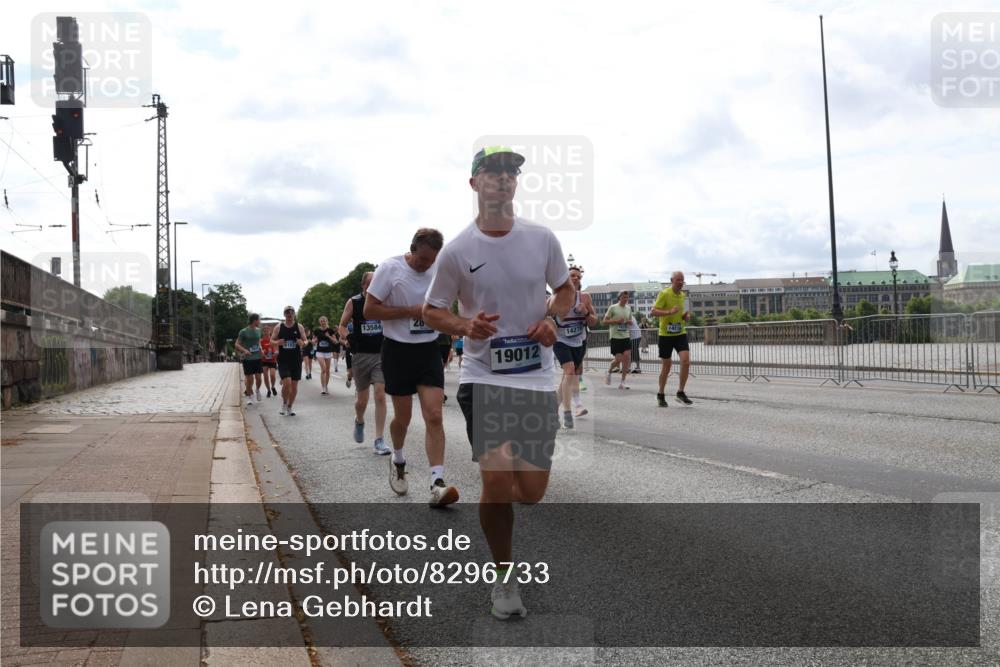 29.06.2025 - hella hamburg halbmarathon Lena Gebhardt http://msf.ph/oto/8296733 29.06.2025 10:21:34 Lombardsbrücke 13584, 19012, 1028, 1072, 1158, 1191, 1250, 1266, 1401, 1658, 1668, 1958, 2172, 2271, 2315, 2353, 2529, 2635, 2815, 2956, 2986, 3122, 3161, 3453, 3770, 3817, 3825, 3826, 4289, 4375, 4376, 4697, 4786, 5122, 5373, 5395, 5412, 5493, 5759, 5957, 6086, 6103, 6275, 6308, 6475, 6805, 6844, 7075, 7375, 7522, 7553, 7612, 7672, 7781, 8095, 8286, 8715, 8726, 8844, 8896, 8959, 9100, 9108, 9369, 9483, 9499, 9501, 9532, 9624, 10374, 10874, 11698 meine-sportfotos.de
