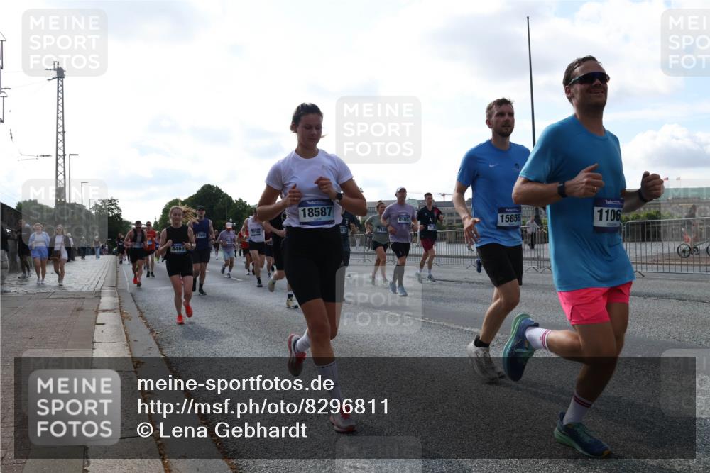 29.06.2025 - hella hamburg halbmarathon Lena Gebhardt http://msf.ph/oto/8296811 29.06.2025 09:59:18 Lombardsbrücke 4467, 18587, 519, 8509, 15856, 1106, 1319, 1334, 1366, 1410, 1485, 1506, 1595, 1642, 1715, 1719, 1972, 2282, 2630, 2741, 2911, 3037, 3112, 3334, 3715, 4467, 4839, 5299, 5391, 5420, 5457, 5458, 5465, 5492, 5866, 6390, 6399, 6414, 6415, 6416, 6629, 7033, 7037, 7129, 7130, 7232, 7395, 7732, 7833, 7864, 8068, 8509, 8520, 8542, 8652, 8721, 8772, 8798, 8846, 8929, 9488, 9655, 9727, 9770, 9884, 9903, 9907, 9922, 10020, 10266, 10488 meine-sportfotos.de