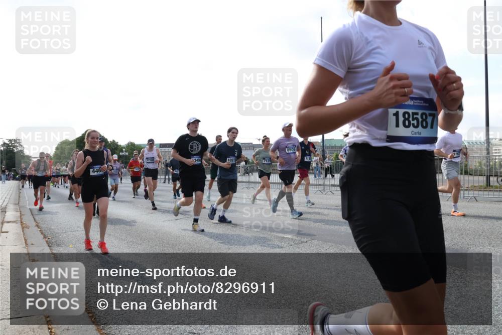 29.06.2025 - hella hamburg halbmarathon Lena Gebhardt http://msf.ph/oto/8296911 29.06.2025 09:59:19 Lombardsbrücke 12186, 446, 545, 8509, 2406, 10519, 7129, 7130, 18587, 1162, 1319, 1334, 1366, 1410, 1485, 1506, 1595, 1642, 1715, 1719, 1972, 2282, 2630, 2741, 2911, 3037, 3112, 3334, 3715, 4467, 4839, 5299, 5391, 5420, 5457, 5458, 5465, 5492, 5866, 6390, 6399, 6414, 6415, 6416, 6629, 7033, 7037, 7129, 7130, 7232, 7395, 7732, 7833, 7864, 8068, 8509, 8520, 8542, 8652, 8721, 8772, 8798, 8846, 8929, 9488, 9655, 9727, 9770, 9884, 9903, 9907, 9922, 10020, 10266, 10488 meine-sportfotos.de