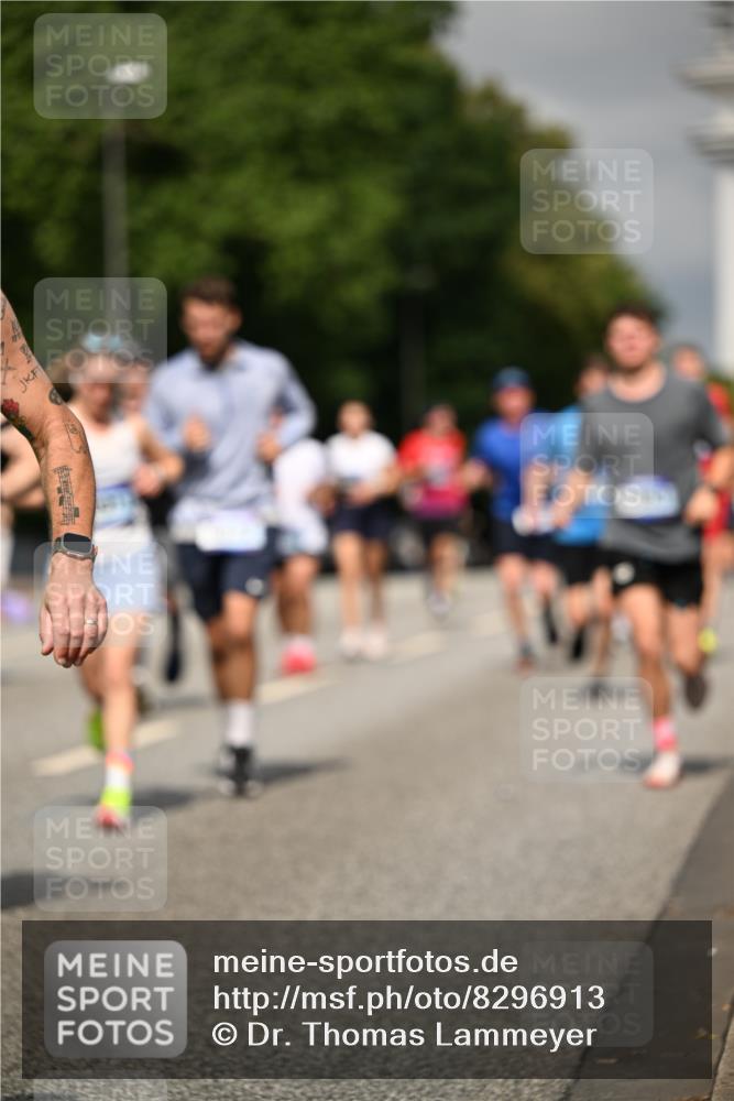 29.06.2025 - hella hamburg halbmarathon Dr. Thomas Lammeyer http://msf.ph/oto/8296913 29.06.2025 10:16:19 Kennedybrücke 1249, 1610, 1785, 1850, 1851, 2963, 2964, 3182, 3248, 3262, 3363, 4453, 4499, 5150, 5166, 5176, 6822, 6871, 7907, 8206, 8207, 8917, 8971, 9253, 9405, 9428, 10067, 10402, 10685, 11025 meine-sportfotos.de