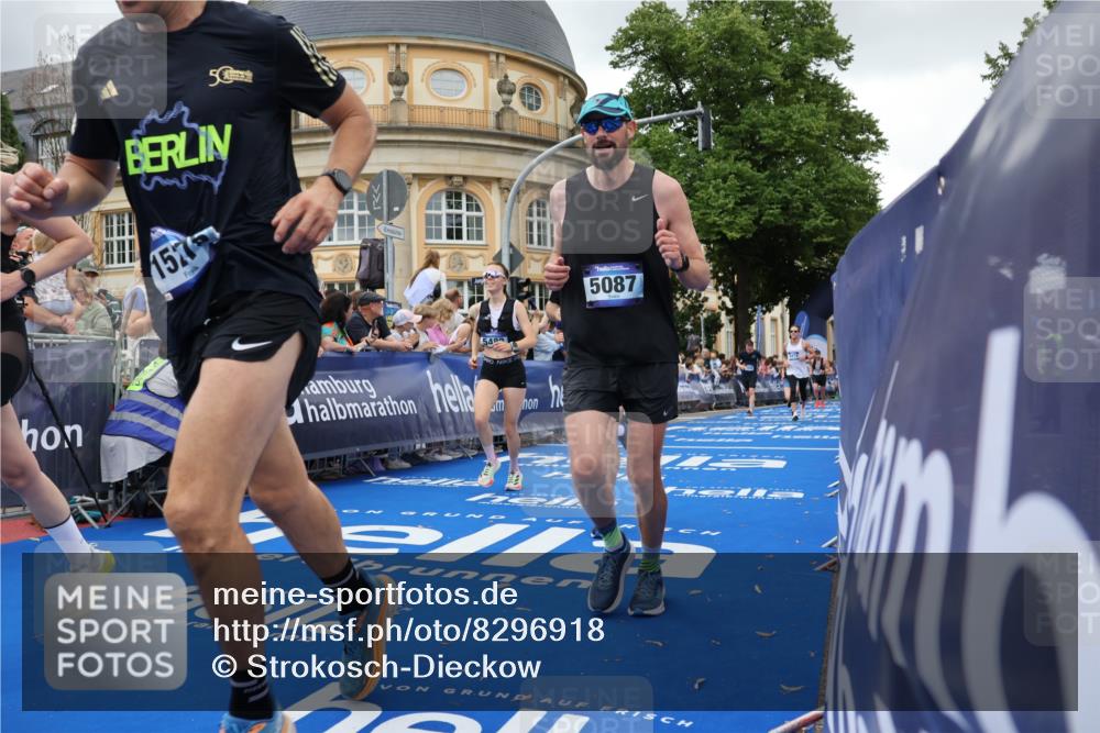 29.06.2025 - hella hamburg halbmarathon Strokosch-Dieckow http://msf.ph/oto/8296918 29.06.2025 10:52:15 Ziel 2397, 4140, 4419, 4587, 4837, 5032, 5087, 5482, 6164, 6897, 7896, 9074, 9082, 12135, 13211, 13707, 13726, 14248, 14300, 15275, 15446, 16003, 16320, 16591, 17033, 17130, 17773, 18475 meine-sportfotos.de