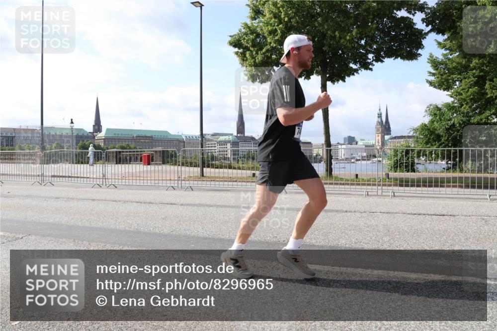 29.06.2025 - hella hamburg halbmarathon Lena Gebhardt http://msf.ph/oto/8296965 29.06.2025 09:46:47 Lombardsbrücke 1053, 1344, 1396, 1411, 1577, 1889, 2243, 3005, 3955, 4477, 4944, 5048, 5152, 5193, 5660, 6683, 7080, 7466, 7534, 7622, 7628, 7867, 7901, 8312, 8323, 8784, 8864, 10298, 10477, 10865, 10927, 10929, 11230, 11304, 11661, 11898, 12447, 12899, 12987, 13199, 13252, 13493, 13494, 13617, 13729, 13961, 14069, 14276, 14310, 14385, 15902, 16065, 16140, 16243, 16811, 16931, 16957 meine-sportfotos.de