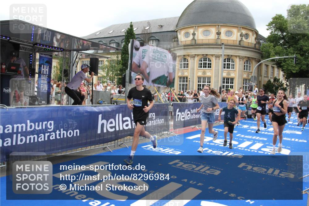 29.06.2025 - hella hamburg halbmarathon Michael Strokosch http://msf.ph/oto/8296984 29.06.2025 10:57:15 Ziel 1387, 1877, 2676, 4167, 4261, 4940, 9577, 9884, 10383, 11590, 11612, 13750, 14139, 15110, 15664, 15726, 17660, 17848, 17993, 18208, 19184 meine-sportfotos.de
