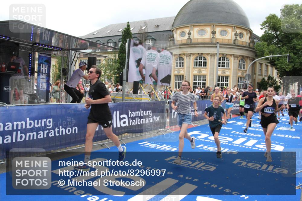 29.06.2025 - hella hamburg halbmarathon Michael Strokosch http://msf.ph/oto/8296997 29.06.2025 10:57:15 Ziel 1387, 1877, 2676, 4167, 4261, 4940, 9577, 9884, 10383, 11590, 11612, 13750, 14139, 15110, 15664, 15726, 17660, 17848, 17993, 18208, 19184 meine-sportfotos.de