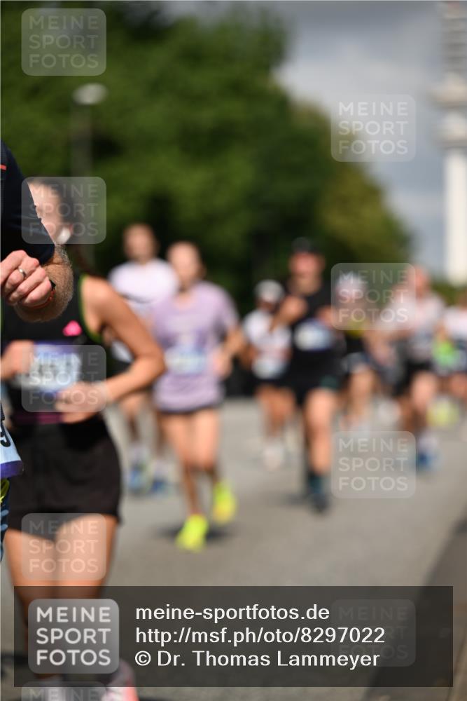 29.06.2025 - hella hamburg halbmarathon Dr. Thomas Lammeyer http://msf.ph/oto/8297022 29.06.2025 09:53:40 Kennedybrücke 1615, 1675, 1803, 1975, 2324, 2415, 2568, 2826, 3332, 3431, 3530, 4303, 4425, 4528, 4823, 5409, 5436, 5791, 5803, 6458, 6529, 6682, 7495, 7774, 7796, 8450, 8629, 8925, 9017, 9294, 9302, 9711, 9979, 10218, 10894, 11379 meine-sportfotos.de