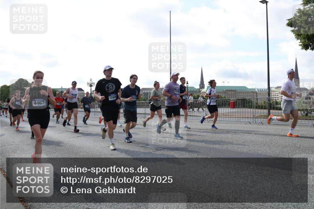 29.06.2025 - hella hamburg halbmarathon Lena Gebhardt http://msf.ph/oto/8297025 29.06.2025 09:59:19 Lombardsbrücke 1540, 4467, 13912, 12186, 12406, 51, 8509, 713, 1319, 1334, 1366, 1410, 1485, 1506, 1595, 1642, 1715, 1719, 1972, 2282, 2630, 2741, 2911, 3037, 3112, 3334, 3715, 4467, 4839, 5299, 5391, 5420, 5457, 5458, 5465, 5492, 5866, 6390, 6399, 6414, 6415, 6416, 6629, 7033, 7037, 7129, 7130, 7232, 7395, 7732, 7833, 7864, 8068, 8509, 8520, 8542, 8652, 8721, 8772, 8798, 8846, 8929, 9488, 9655, 9727, 9770, 9884, 9903, 9907, 9922, 10020, 10266, 10488 meine-sportfotos.de