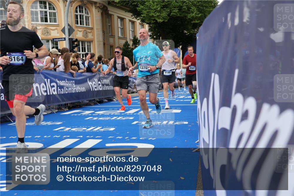 29.06.2025 - hella hamburg halbmarathon Strokosch-Dieckow http://msf.ph/oto/8297048 29.06.2025 10:52:21 Ziel 3715, 4140, 4419, 4587, 6164, 7178, 7896, 8371, 8661, 9074, 9145, 9876, 11791, 13015, 13211, 13707, 14561, 15144, 15446, 17773, 17997 meine-sportfotos.de
