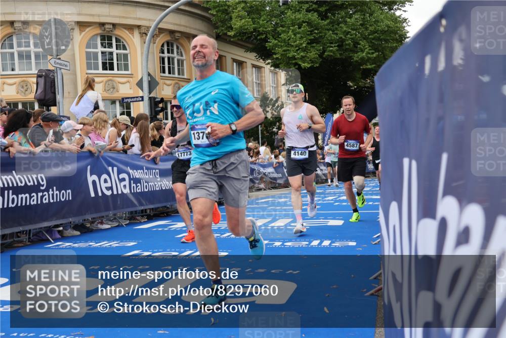 29.06.2025 - hella hamburg halbmarathon Strokosch-Dieckow http://msf.ph/oto/8297060 29.06.2025 10:52:21 Ziel 3715, 4140, 4419, 4587, 6164, 7178, 7896, 8371, 8661, 9074, 9145, 9876, 11791, 13015, 13211, 13707, 14561, 15144, 15446, 17773, 17997 meine-sportfotos.de