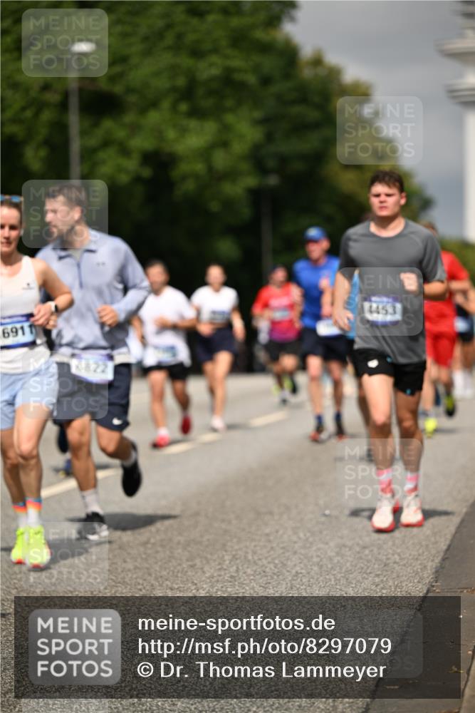 29.06.2025 - hella hamburg halbmarathon Dr. Thomas Lammeyer http://msf.ph/oto/8297079 29.06.2025 10:16:19 Kennedybrücke 1249, 1610, 1785, 1850, 1851, 2963, 2964, 3182, 3248, 3262, 3363, 4453, 4499, 5150, 5166, 5176, 6822, 6871, 7907, 8206, 8207, 8917, 8971, 9253, 9405, 9428, 10067, 10402, 10685, 11025 meine-sportfotos.de