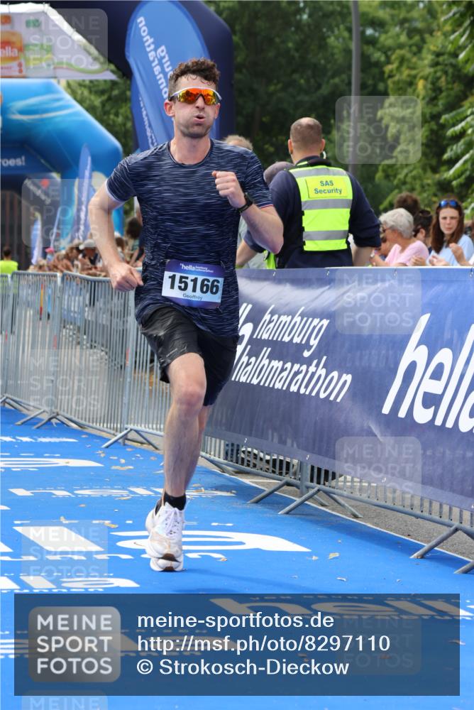 29.06.2025 - hella hamburg halbmarathon Strokosch-Dieckow http://msf.ph/oto/8297110 29.06.2025 10:17:55 Ziel 14932, 15166, 19072 meine-sportfotos.de