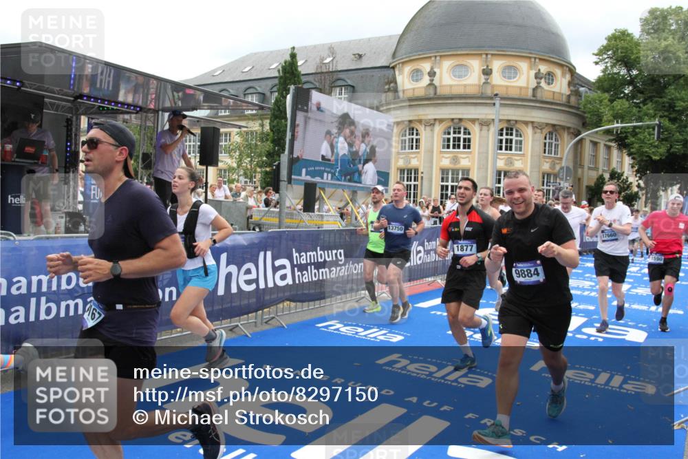 29.06.2025 - hella hamburg halbmarathon Michael Strokosch http://msf.ph/oto/8297150 29.06.2025 10:57:18 Ziel 1387, 1877, 2417, 2676, 4167, 4940, 8585, 9577, 9884, 9934, 10383, 11590, 11612, 12014, 13750, 14139, 15110, 15229, 15664, 16625, 17660, 17779, 17848, 17993, 19184 meine-sportfotos.de