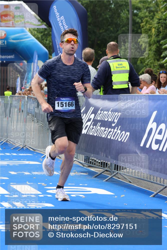 29.06.2025 - hella hamburg halbmarathon Strokosch-Dieckow http://msf.ph/oto/8297151 29.06.2025 10:17:55 Ziel 14932, 15166, 19072 meine-sportfotos.de
