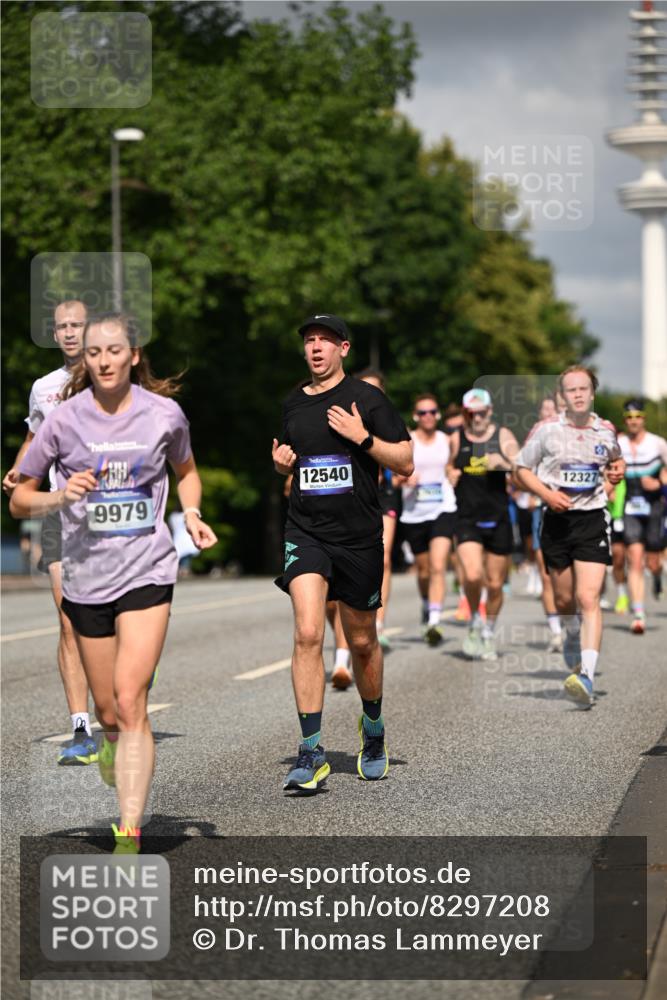 29.06.2025 - hella hamburg halbmarathon Dr. Thomas Lammeyer http://msf.ph/oto/8297208 29.06.2025 09:53:41 Kennedybrücke 1615, 1675, 1688, 1803, 2415, 2568, 2826, 3332, 3431, 3530, 4528, 4823, 5409, 5436, 5791, 5803, 6458, 6529, 6682, 7495, 7774, 7796, 8450, 8629, 8925, 9017, 9294, 9302, 9711, 9979, 10218, 10894, 10922, 11379 meine-sportfotos.de