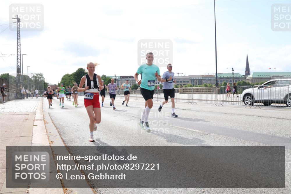 29.06.2025 - hella hamburg halbmarathon Lena Gebhardt http://msf.ph/oto/8297221 29.06.2025 10:12:04 Lombardsbrücke 1062, 1328, 1531, 1790, 1992, 2661, 3363, 3746, 4227, 5176, 5379, 5605, 6871, 7474, 7571, 9191, 9253, 9405, 9428, 9705, 10042, 10409, 10428, 11507, 11509, 11525, 11537, 11581, 11917, 12473, 13171, 13177, 13203, 13542, 13958, 14060, 14196, 14313, 14384, 14863, 15137, 15945, 16379, 16976, 17080, 17638, 17774, 17866, 18261, 18278, 18395, 18429, 18655 meine-sportfotos.de