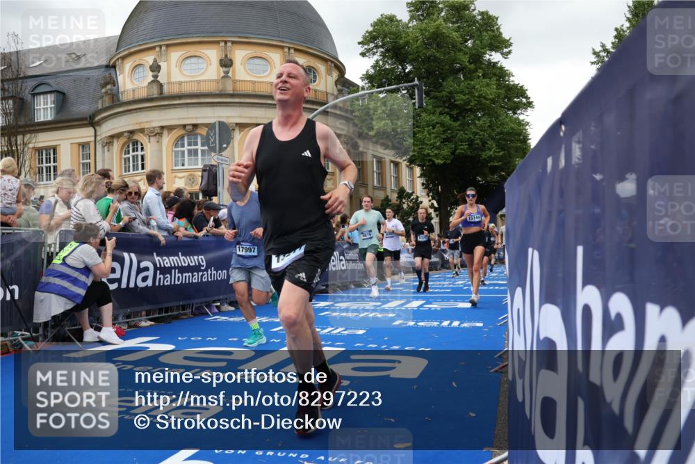29.06.2025 - hella hamburg halbmarathon Strokosch-Dieckow http://msf.ph/oto/8297223 29.06.2025 10:52:25 Ziel 3715, 4140, 4587, 7178, 7232, 8371, 8661, 9145, 9876, 11791, 13015, 13211, 13301, 13707, 14561, 15144, 15980, 17773, 17997 meine-sportfotos.de