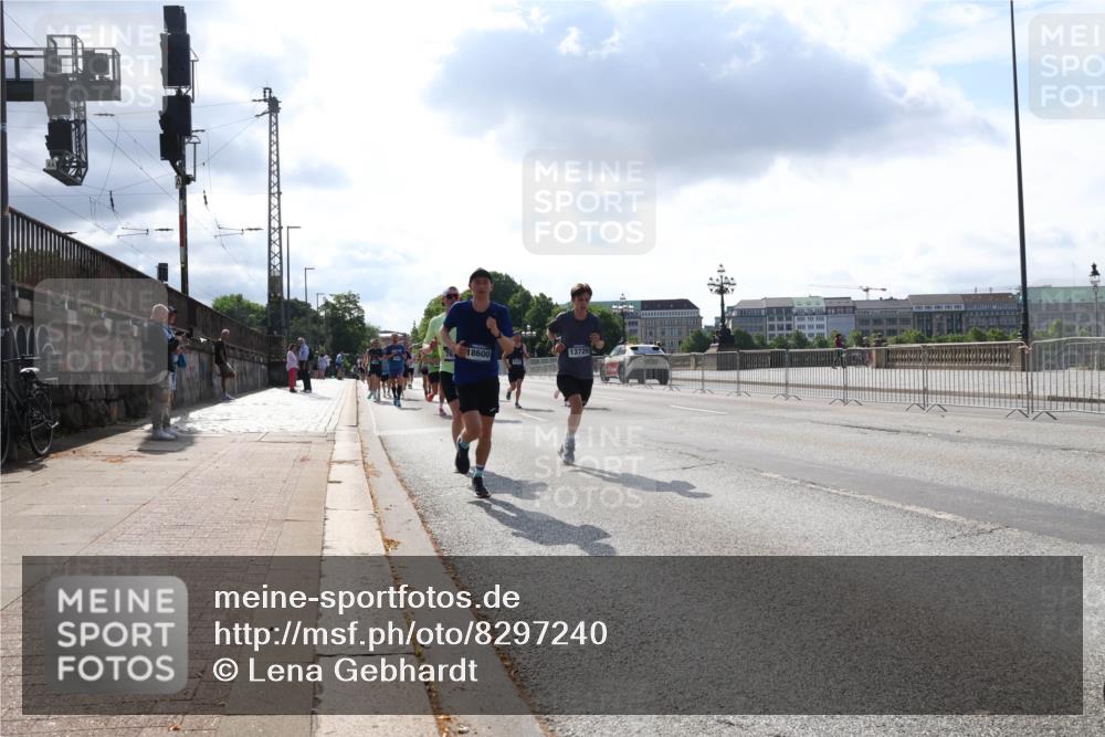29.06.2025 - hella hamburg halbmarathon Lena Gebhardt http://msf.ph/oto/8297240 29.06.2025 09:46:48 Lombardsbrücke 76, 18600, 13729, 1053, 1344, 1396, 1411, 1577, 1889, 2243, 3005, 4477, 4944, 5048, 5152, 5193, 5660, 6683, 7080, 7466, 7534, 7622, 7628, 7867, 7901, 8312, 8323, 8784, 8864, 10298, 10477, 10865, 10927, 10929, 11230, 11304, 11661, 11898, 12447, 12899, 12987, 13199, 13252, 13493, 13494, 13617, 13729, 13771, 13961, 14069, 14310, 14385, 15902, 16065, 16140, 16243, 16811, 16931, 16957 meine-sportfotos.de