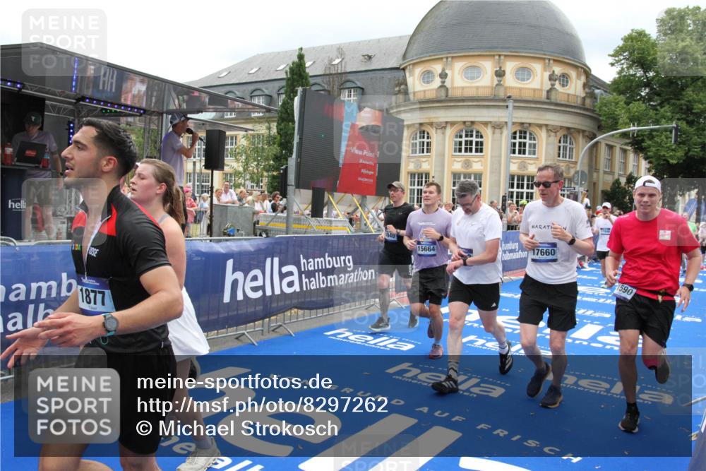 29.06.2025 - hella hamburg halbmarathon Michael Strokosch http://msf.ph/oto/8297262 29.06.2025 10:57:19 Ziel 1387, 1877, 2417, 2676, 4167, 4940, 8585, 9450, 9577, 9884, 9934, 10383, 11590, 11612, 12014, 12590, 13750, 15110, 15229, 15664, 16625, 17660, 17779, 17848, 17993, 19184 meine-sportfotos.de