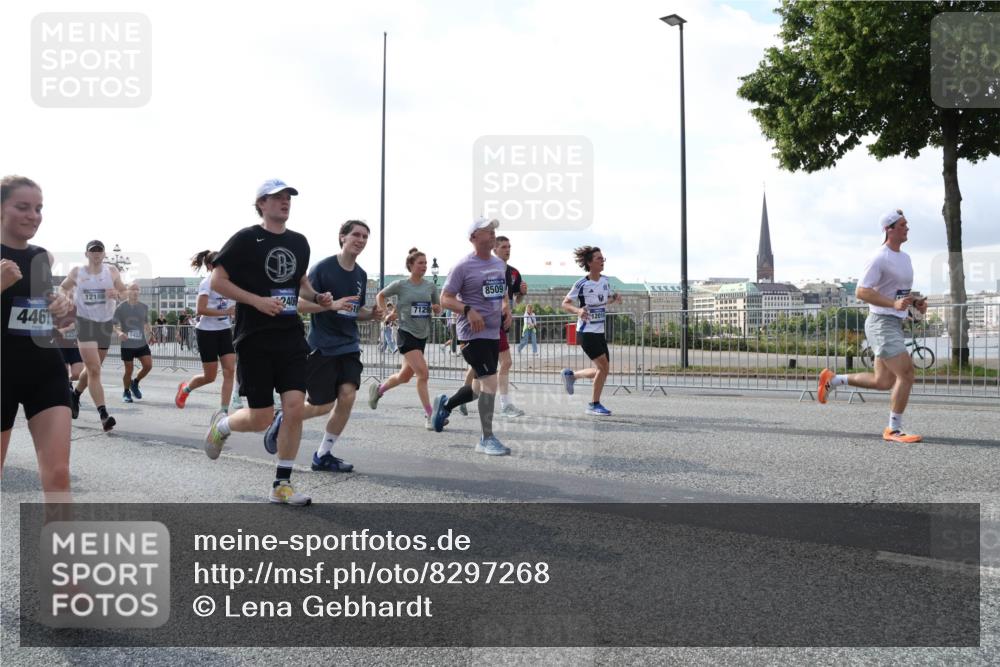 29.06.2025 - hella hamburg halbmarathon Lena Gebhardt http://msf.ph/oto/8297268 29.06.2025 09:59:19 Lombardsbrücke 4461, 545, 12186, 2406, 7129, 8509, 1319, 1334, 1366, 1410, 1485, 1506, 1595, 1642, 1715, 1719, 1972, 2282, 2630, 2741, 2911, 3037, 3112, 3334, 3715, 4467, 4839, 5299, 5391, 5420, 5457, 5458, 5465, 5492, 5866, 6390, 6399, 6414, 6415, 6416, 6629, 7033, 7037, 7129, 7130, 7232, 7395, 7732, 7833, 7864, 8068, 8509, 8520, 8542, 8652, 8721, 8772, 8798, 8846, 8929, 9488, 9655, 9727, 9770, 9884, 9903, 9907, 9922, 10020, 10266, 10488 meine-sportfotos.de