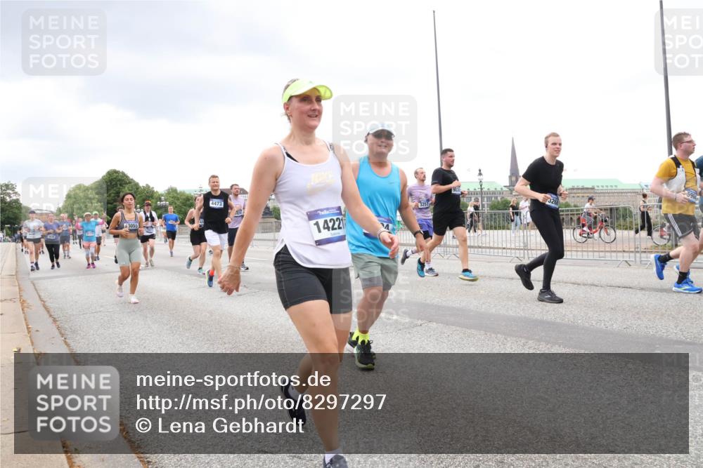 29.06.2025 - hella hamburg halbmarathon Lena Gebhardt http://msf.ph/oto/8297297 29.06.2025 10:56:12 Lombardsbrücke 3055, 4473, 14221, 3257, 5994, 1113, 1738, 1909, 2095, 2793, 2915, 3257, 3268, 3953, 3987, 4083, 4265, 4354, 4470, 4473, 4836, 4896, 5306, 5580, 5693, 5757, 5994, 6055, 6056, 6113, 6257, 6494, 6594, 6690, 6968, 7025, 7028, 7090, 7516, 7616, 7711, 7969, 8005, 8110, 8305, 8517, 8532, 8533, 8648, 8766, 9383, 9435, 9548, 9606, 9838, 9861, 9865, 9948, 9953, 10436, 10438, 10449, 10640, 10740, 10784, 10987, 11903, 11962, 11963 meine-sportfotos.de