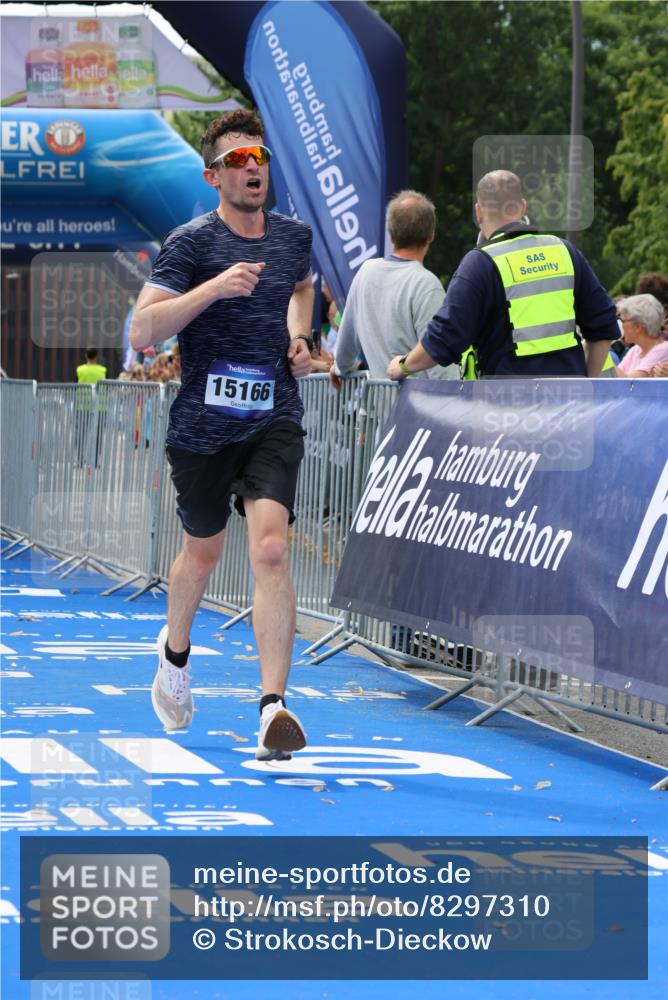 29.06.2025 - hella hamburg halbmarathon Strokosch-Dieckow http://msf.ph/oto/8297310 29.06.2025 10:17:55 Ziel 14932, 15166, 19072 meine-sportfotos.de