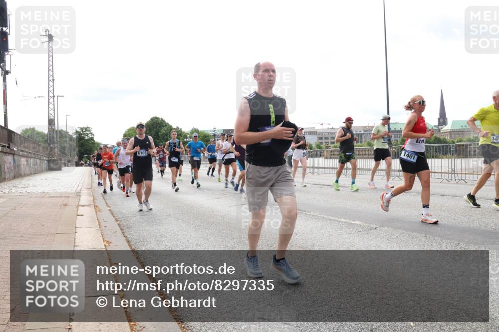 29.06.2025 - hella hamburg halbmarathon Lena Gebhardt http://msf.ph/oto/8297335 29.06.2025 10:21:36 Lombardsbrücke 1401, 1028, 1072, 1158, 1191, 1250, 1266, 1401, 1658, 1668, 1958, 2172, 2271, 2315, 2353, 2529, 2635, 2815, 2956, 2986, 3122, 3770, 3817, 3825, 3826, 3995, 4289, 4375, 4376, 4697, 4786, 5122, 5373, 5395, 5412, 5493, 5759, 5957, 6086, 6103, 6475, 6805, 6844, 7075, 7375, 7522, 7553, 7612, 7672, 7781, 8095, 8286, 8715, 8844, 8896, 8959, 9100, 9369, 9483, 9499, 9501, 9532, 9624, 10374, 10874, 11698 meine-sportfotos.de